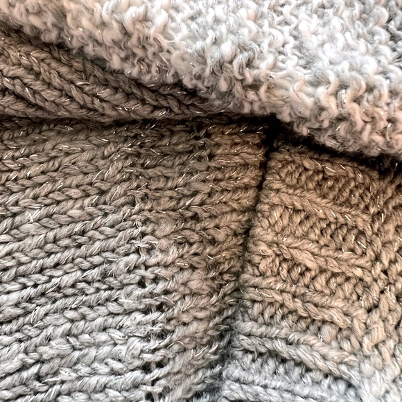 Hollister Grey & White Sweater. Size Medium. In Brand New Condition - Picture 4 of 5